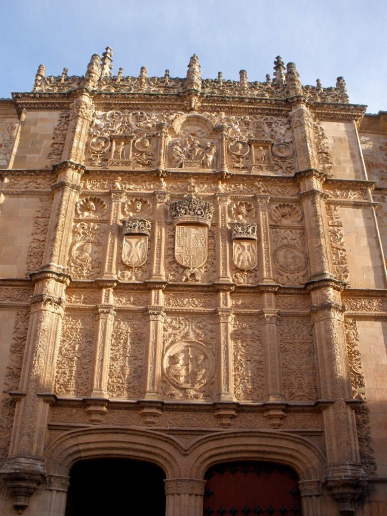 Fachada plateresca de la Universidad de Salamanca, principal universidad de Castilla y León