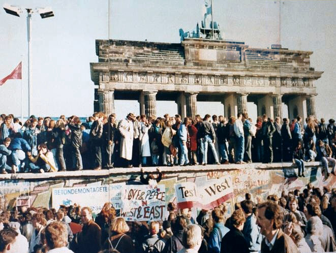 Alemanes del este y del oeste en la Puerta de Brandeburgo durante la caída del Muro de Berlín, 1989