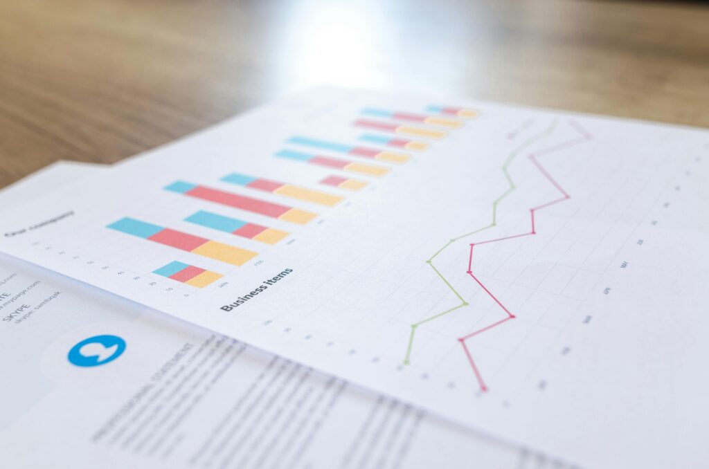 Gráficos estadísticos y datos económicos sobre papel impreso