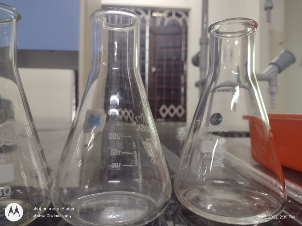 Matraz Erlenmeyer en un laboratorio de química